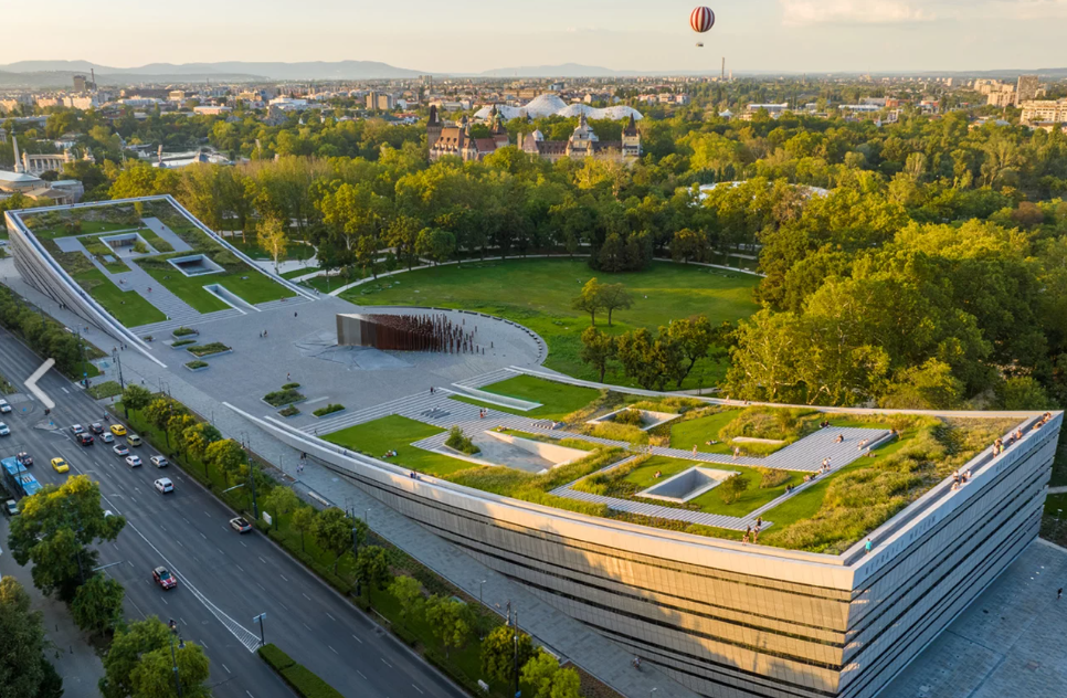 STANDARD Heroes' Square Private Tour