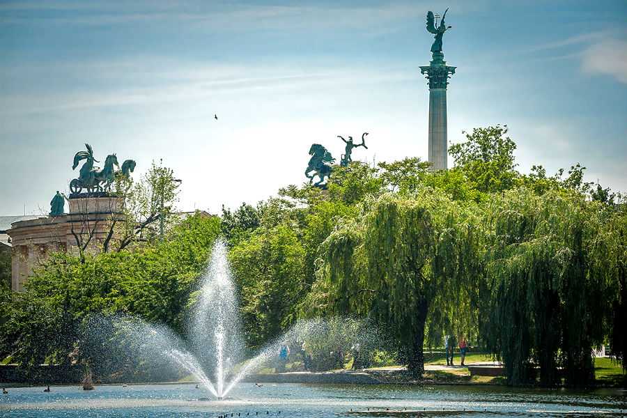 STANDARD Heroes' Square Private Tour