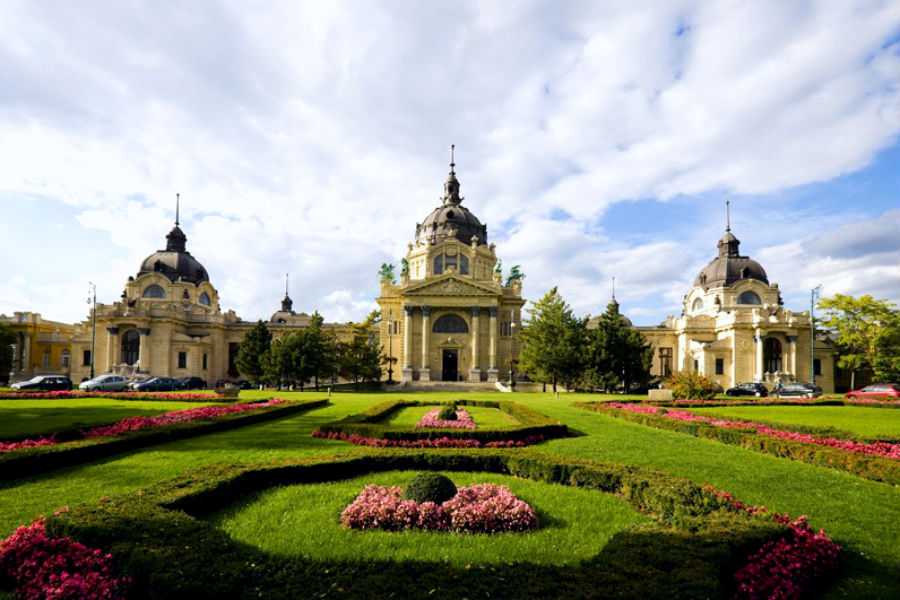 STANDARD Heroes' Square Private Tour